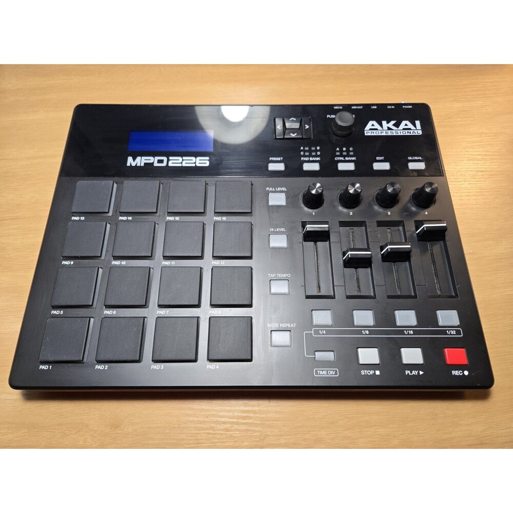 Akai Professional MPD226 MIDI Pad Controller 16 Pads Pad Triggers USB Software